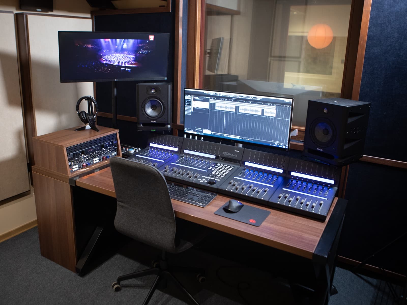 Kontrolna soba Studio4 sa miksetom, studijskim monitorima i ekranom