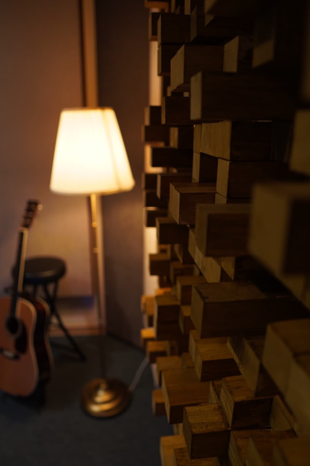 Drveni akustički difuzor u sobi za snimanje Studio4, detalj