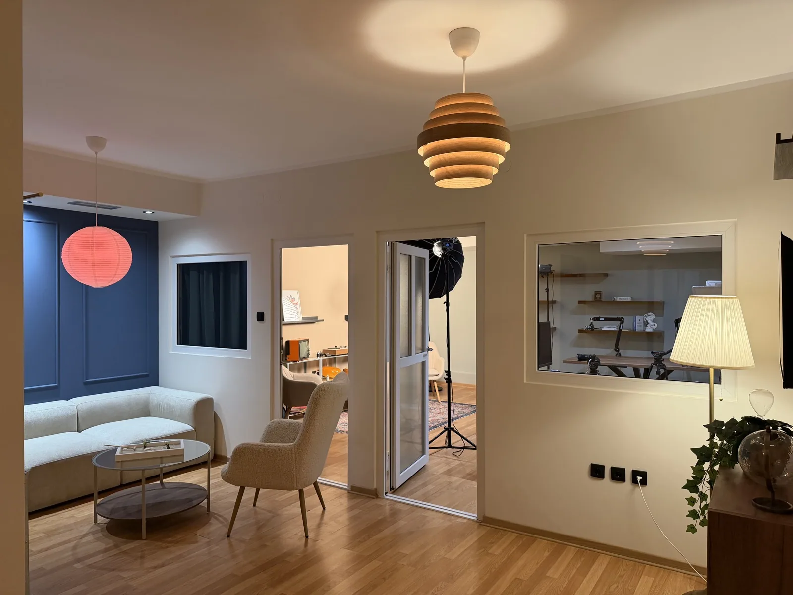 Lounge Studio4 sa sofom i prozorom ka sobi za snimanje