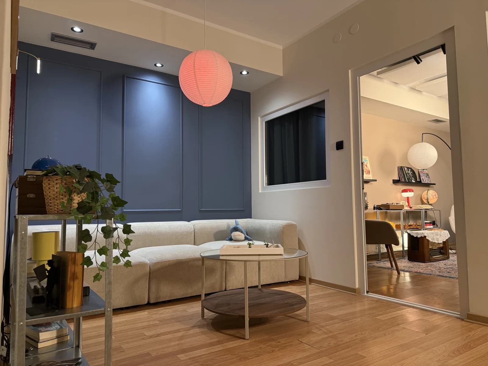 Lounge Studio4 sa plavim zidom i ogledalom