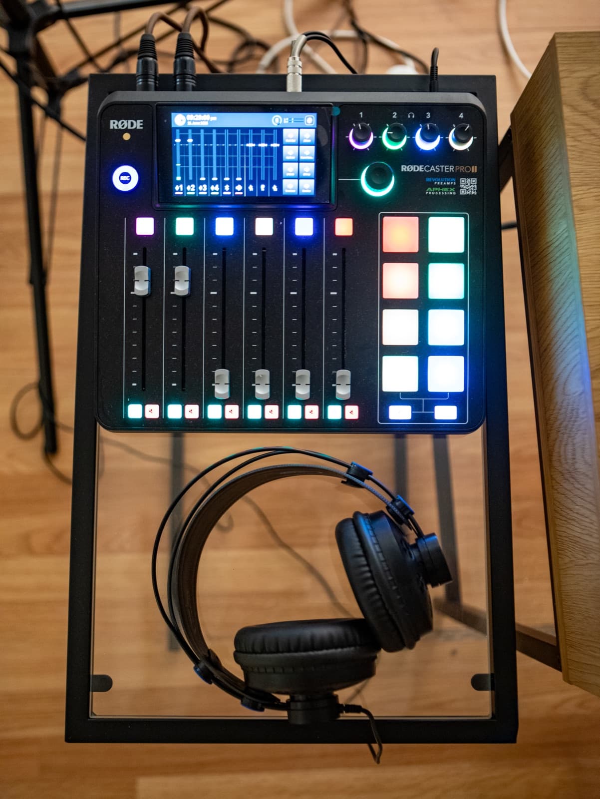 Kontroler miksete sa osvetljenim tasterima i slušalice u Studio4